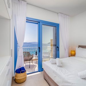 blue-lefkada-luxury-apartments-bedroom-towels-greece.jpg