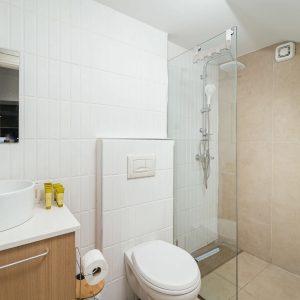 lefkada-blue-luxury-apartments-bathroom-amenities-scaled.jpg