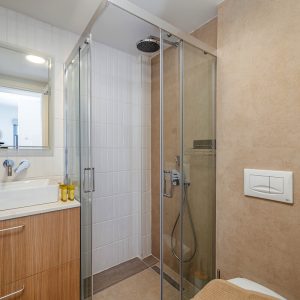 lefkada-blue-luxury-apartments-bathroom-shower-mirror-copy.jpg
